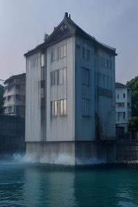 都市情感电视剧海报，现代都市背景男女主角对视，暖色调